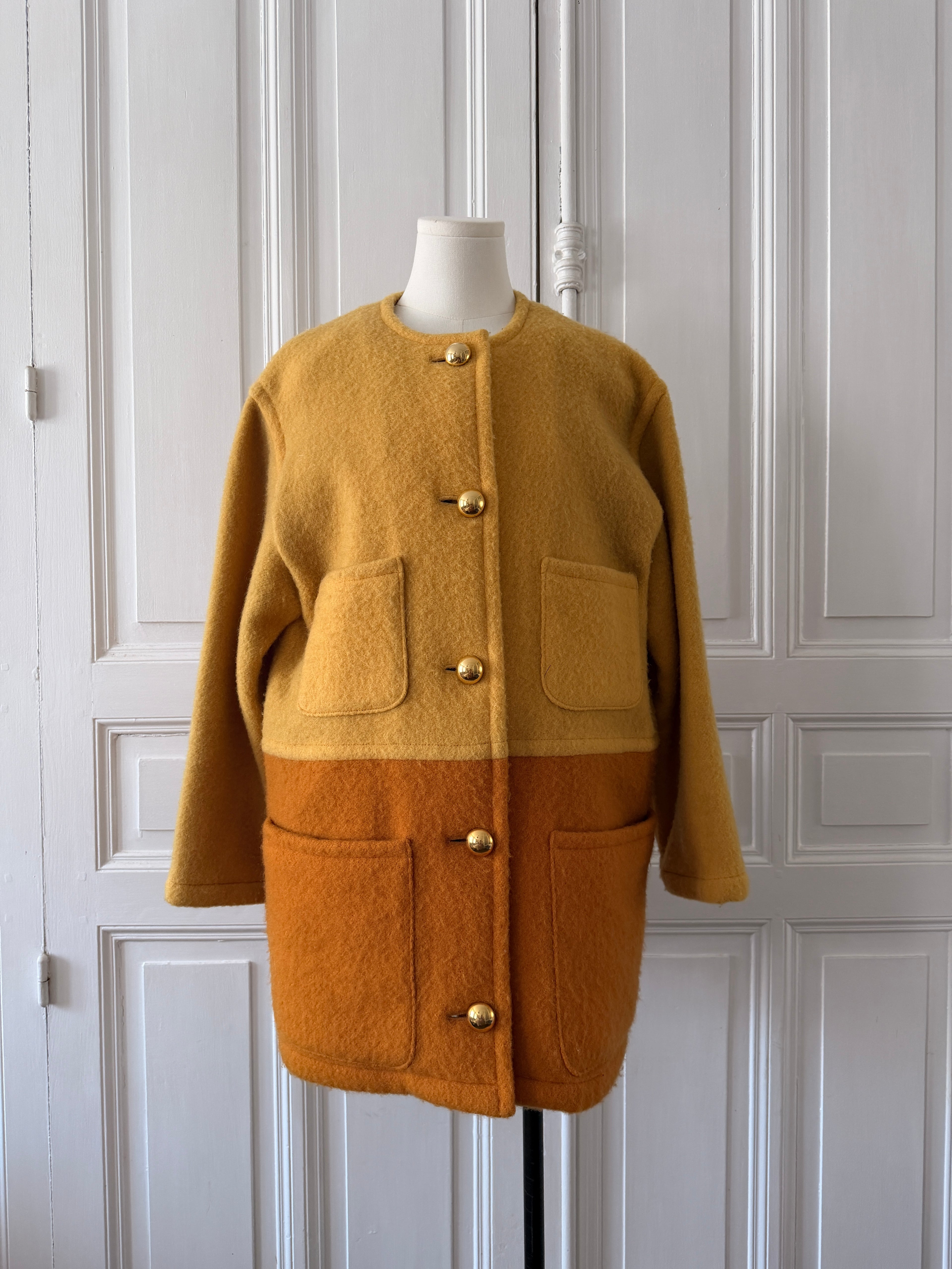 GUY LAROCHE Manteau en laine bicolore bouton doré taille 38