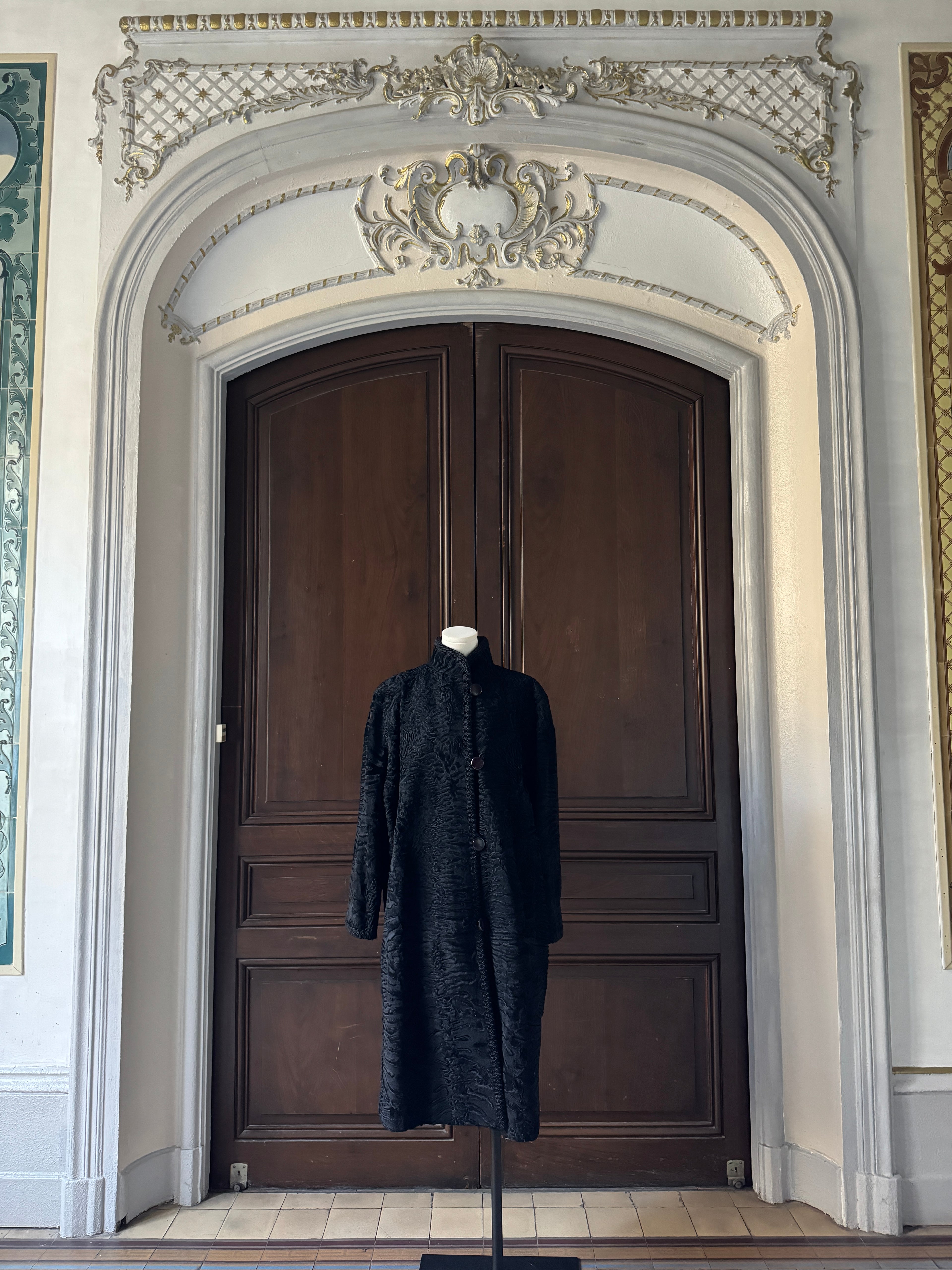 Manteau noir astrakan