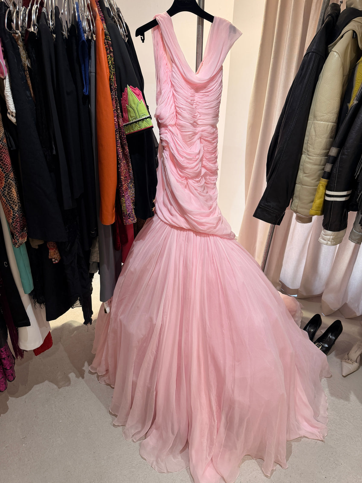 GIAMBATTISTA VALLI Robe Haute couture en soie rose collection 2021-22