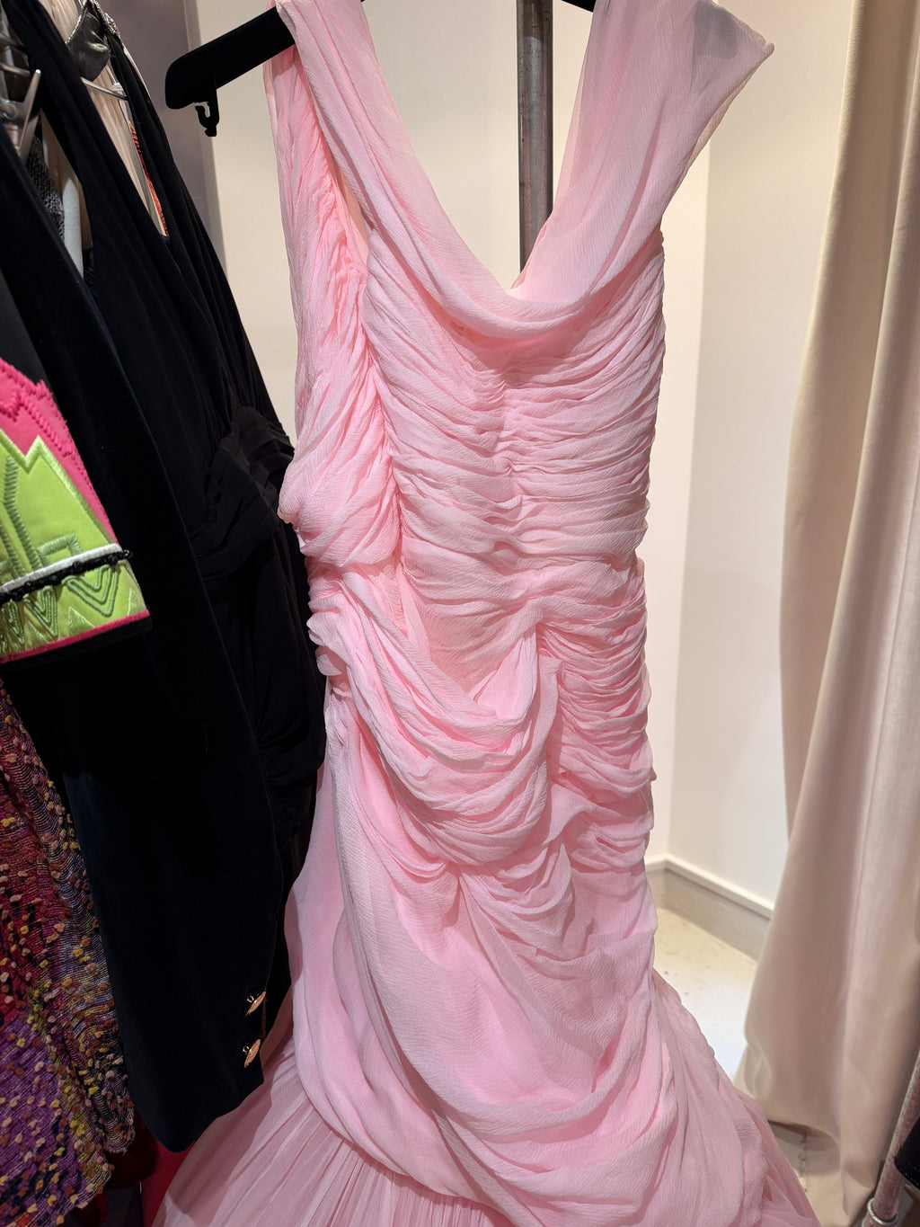 GIAMBATTISTA VALLI Robe Haute couture en soie rose collection 2021-22