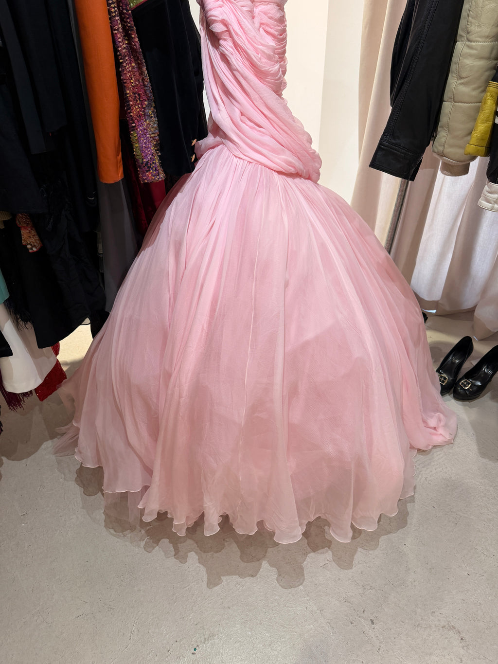 GIAMBATTISTA VALLI Robe Haute couture en soie rose collection 2021-22