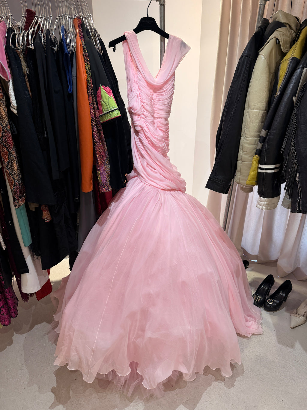 GIAMBATTISTA VALLI Robe Haute couture en soie rose collection 2021-22