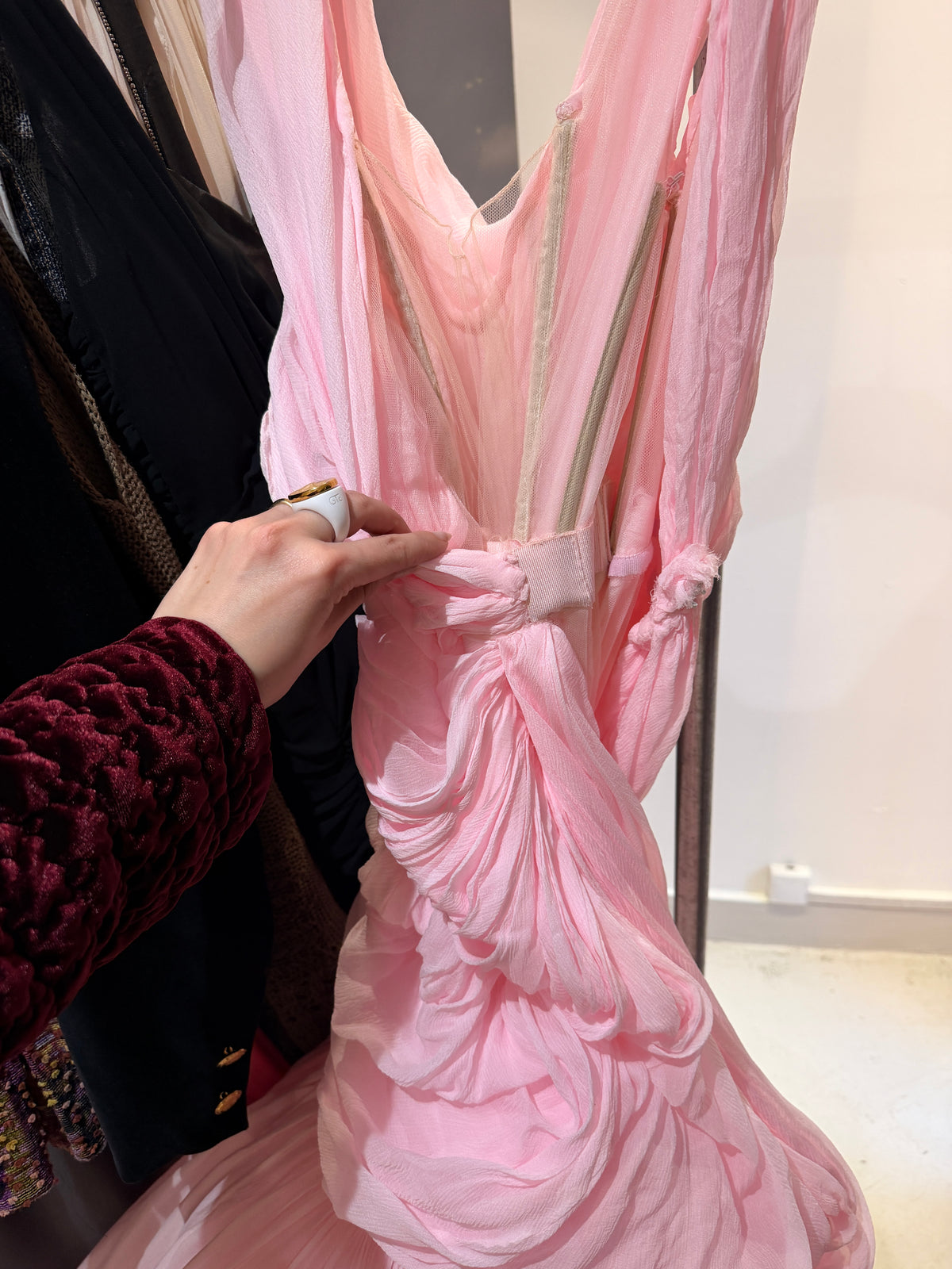GIAMBATTISTA VALLI Robe Haute couture en soie rose collection 2021-22
