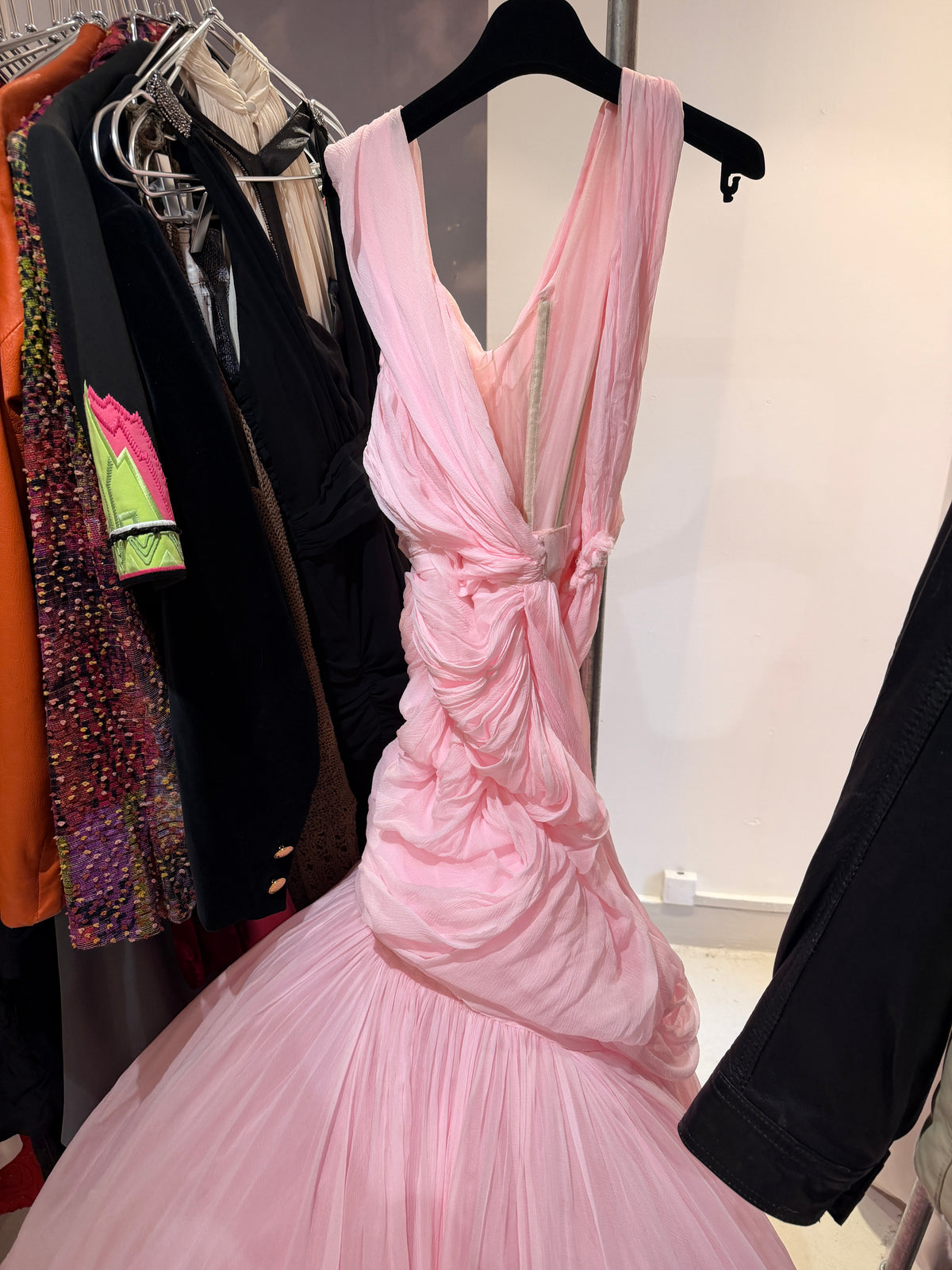 GIAMBATTISTA VALLI Robe Haute couture en soie rose collection 2021-22