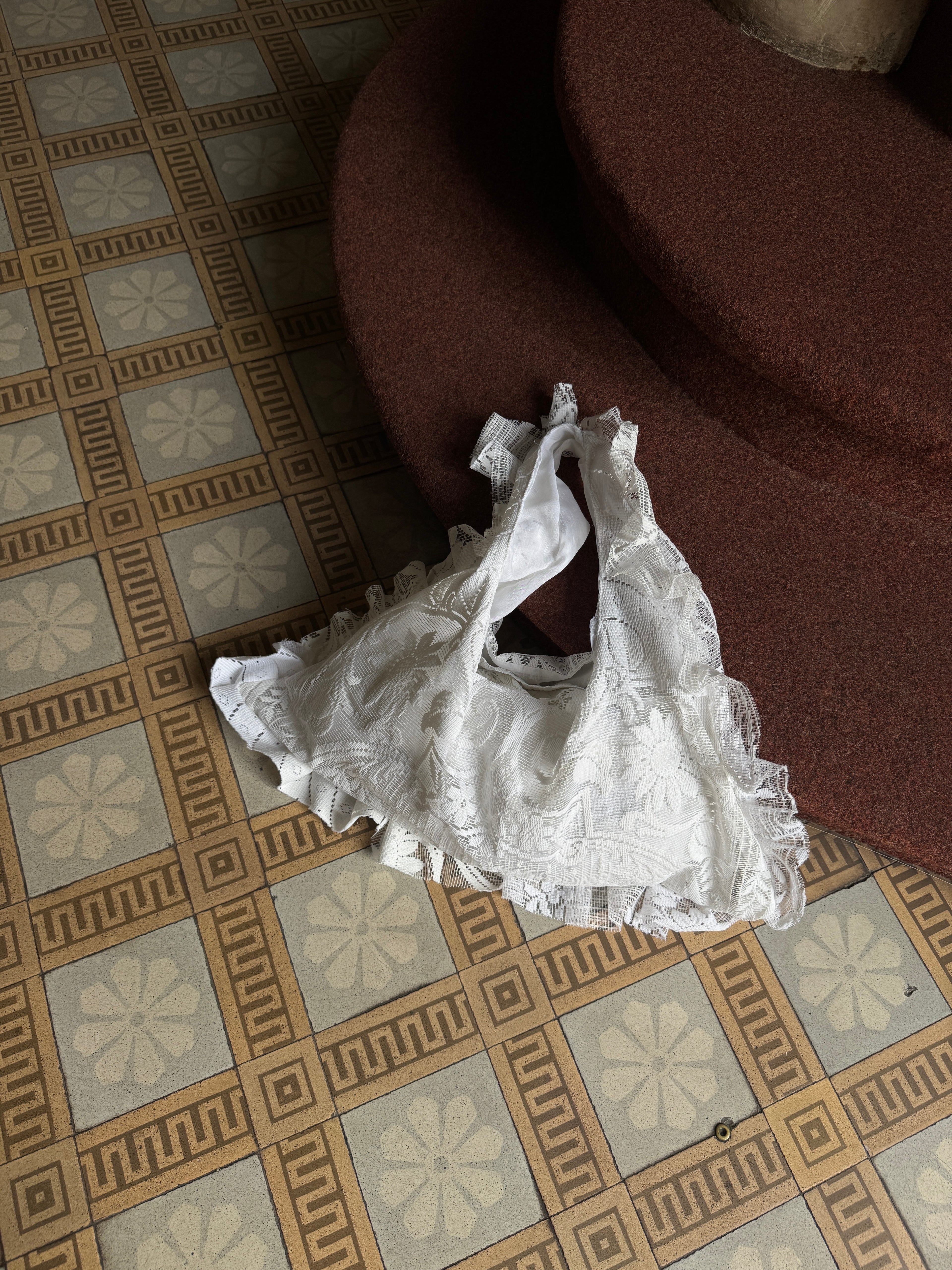 Sac à main voilage dentelle upcyclé- Modèle Mémoire forme Triangle