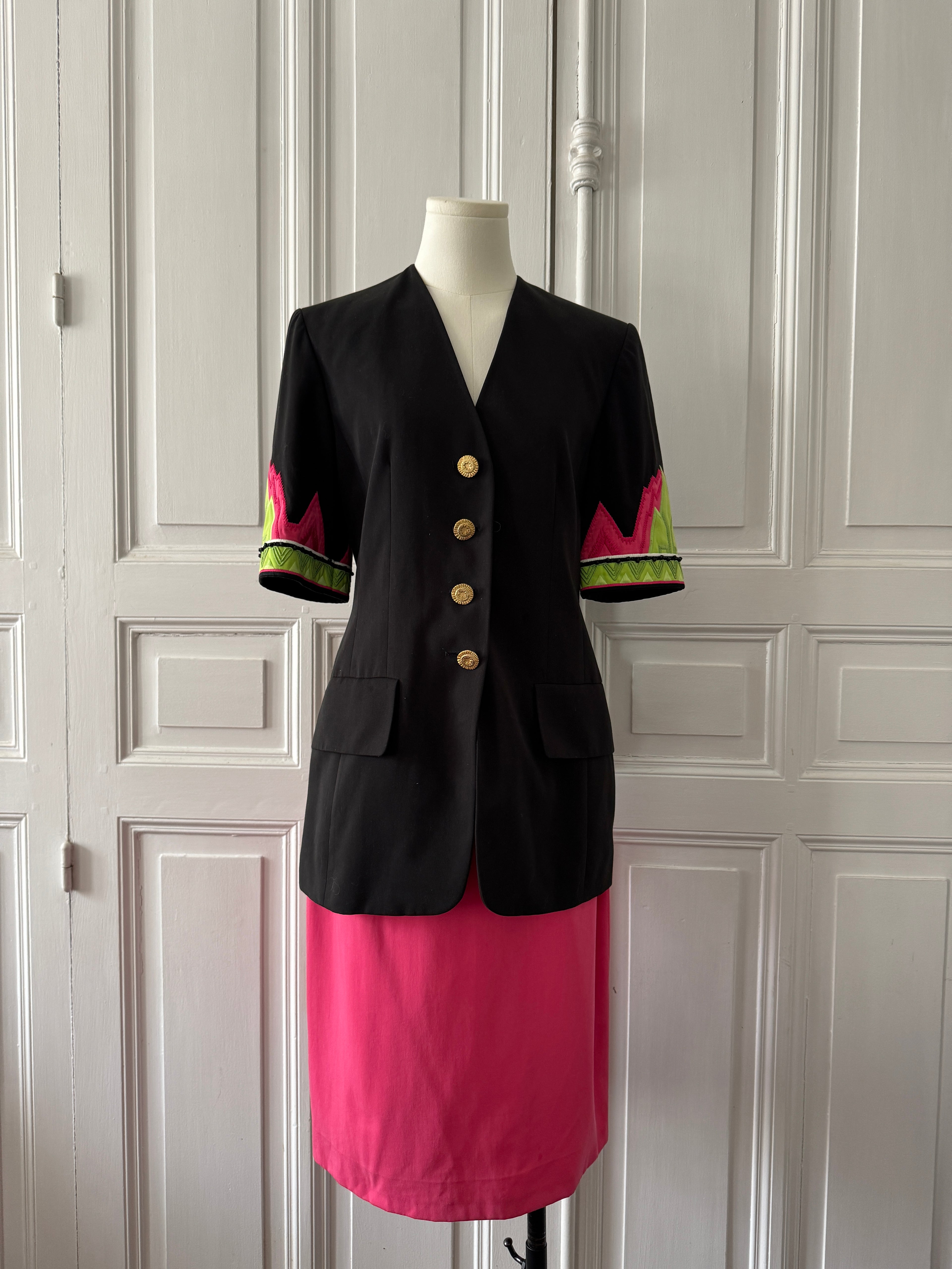 LOUIS FERAUD Ensemble tailleur jupe veste manche courte brodé noire et fuschia taille 38