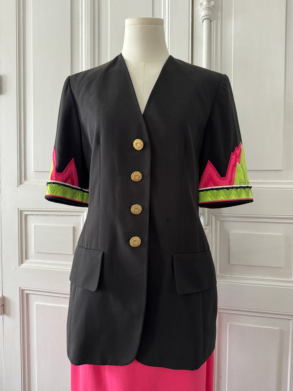 LOUIS FERAUD Ensemble tailleur jupe veste manche courte brodé noire et fuschia taille 38