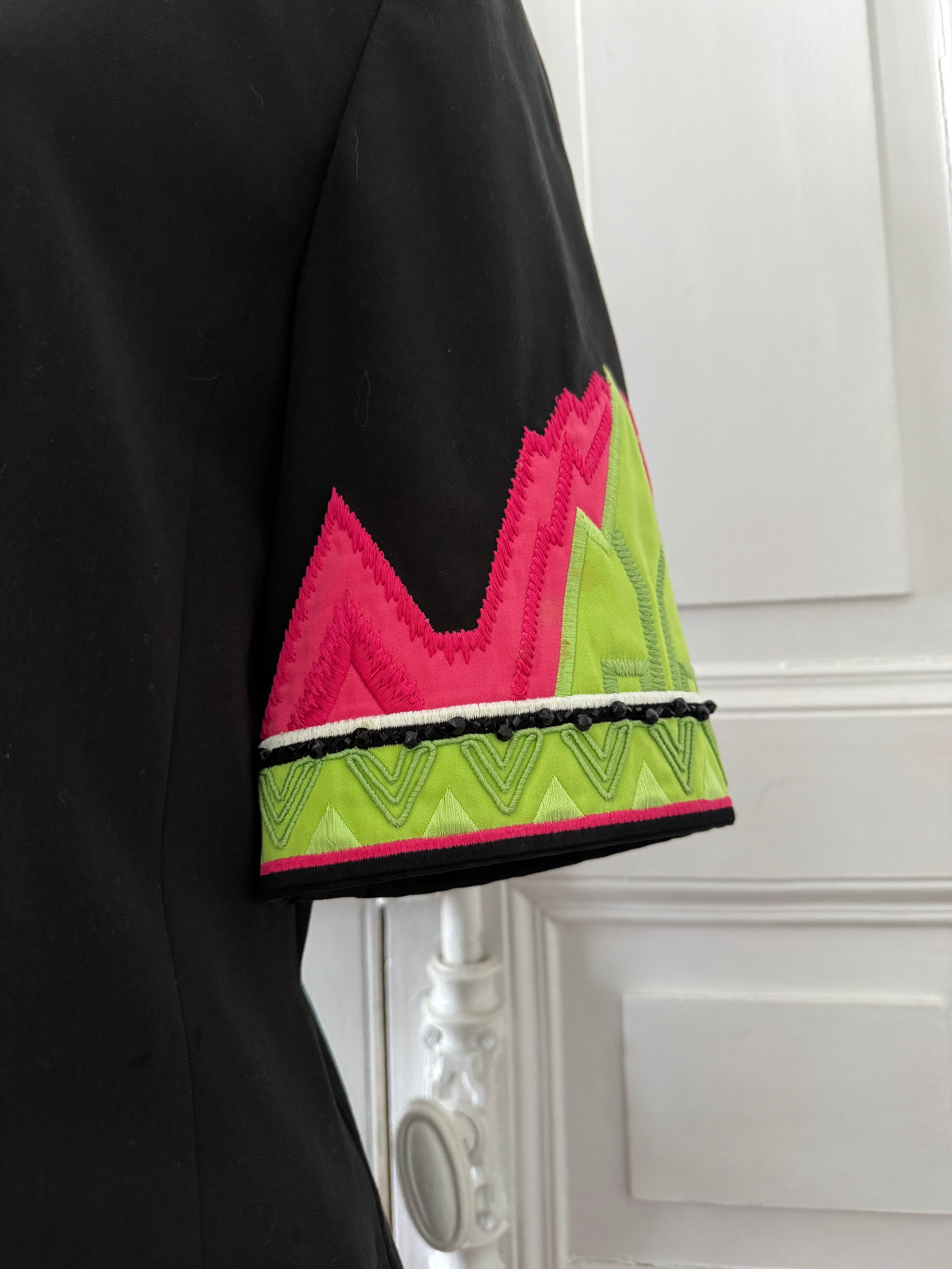 LOUIS FERAUD Ensemble tailleur jupe veste manche courte brodé noire et fuschia taille 38