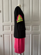LOUIS FERAUD Ensemble tailleur jupe veste manche courte brodé noire et fuschia taille 38