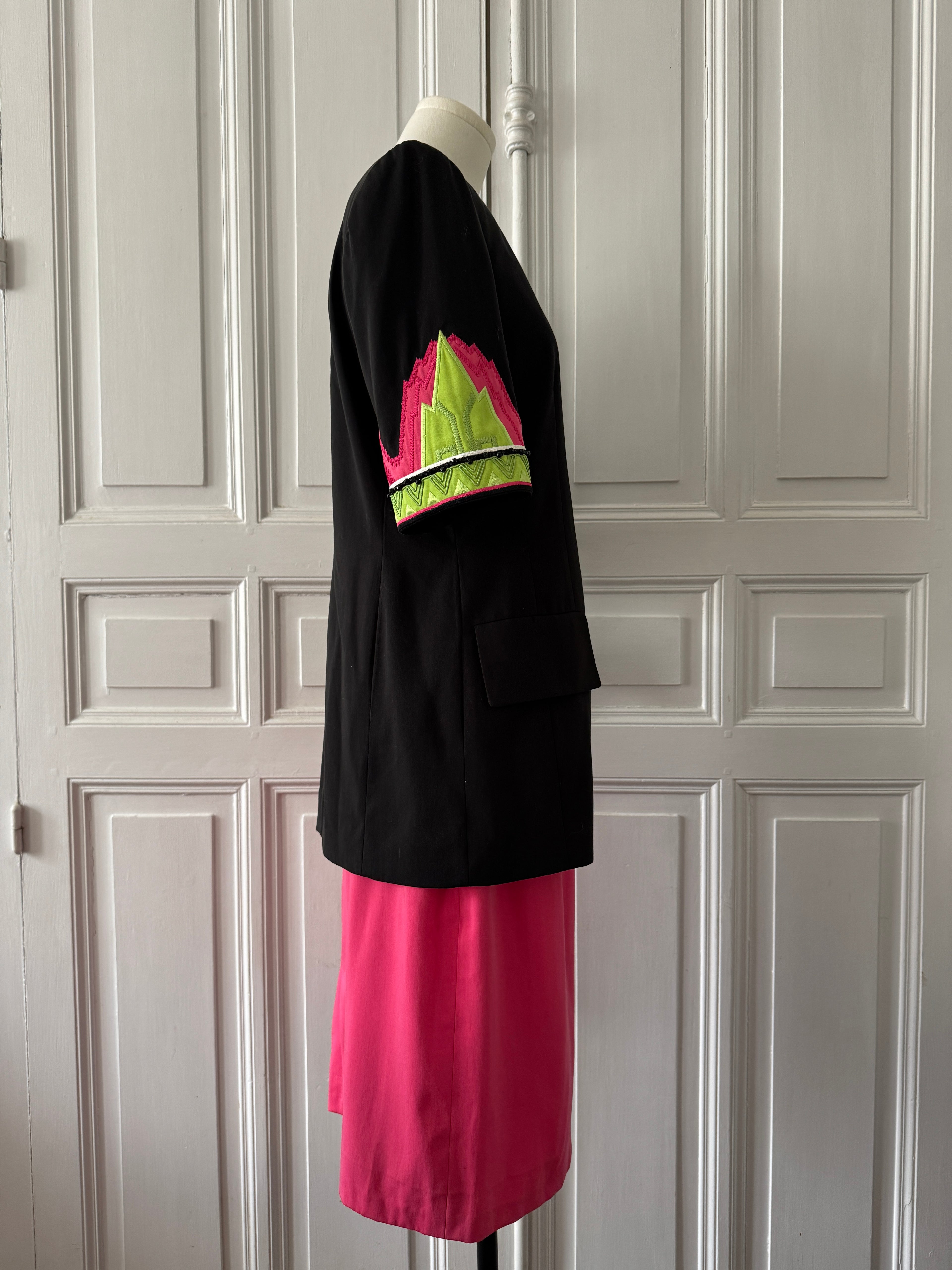 LOUIS FERAUD Ensemble tailleur jupe veste manche courte brodé noire et fuschia taille 38