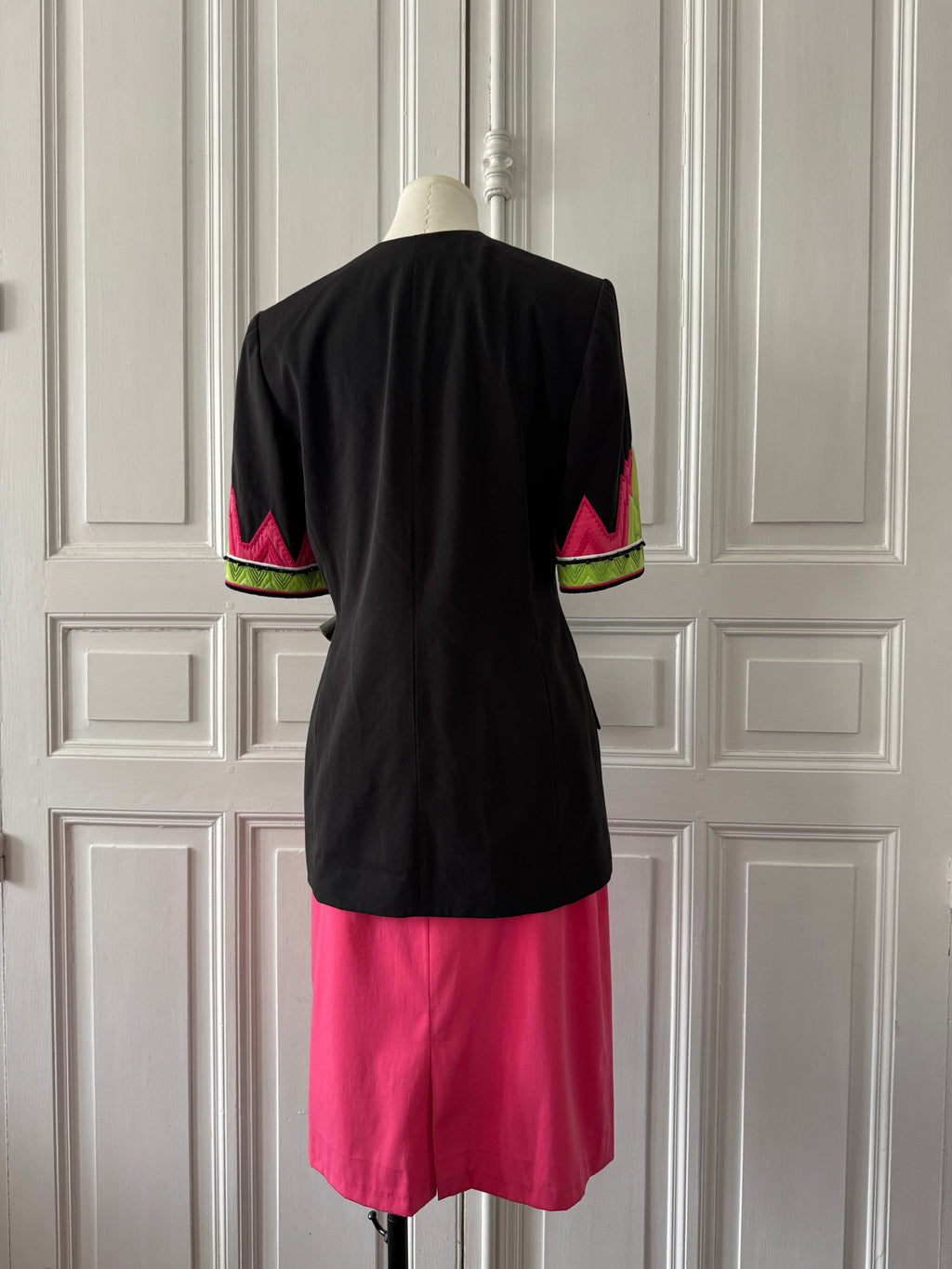 LOUIS FERAUD Ensemble tailleur jupe veste manche courte brodé noire et fuschia taille 38