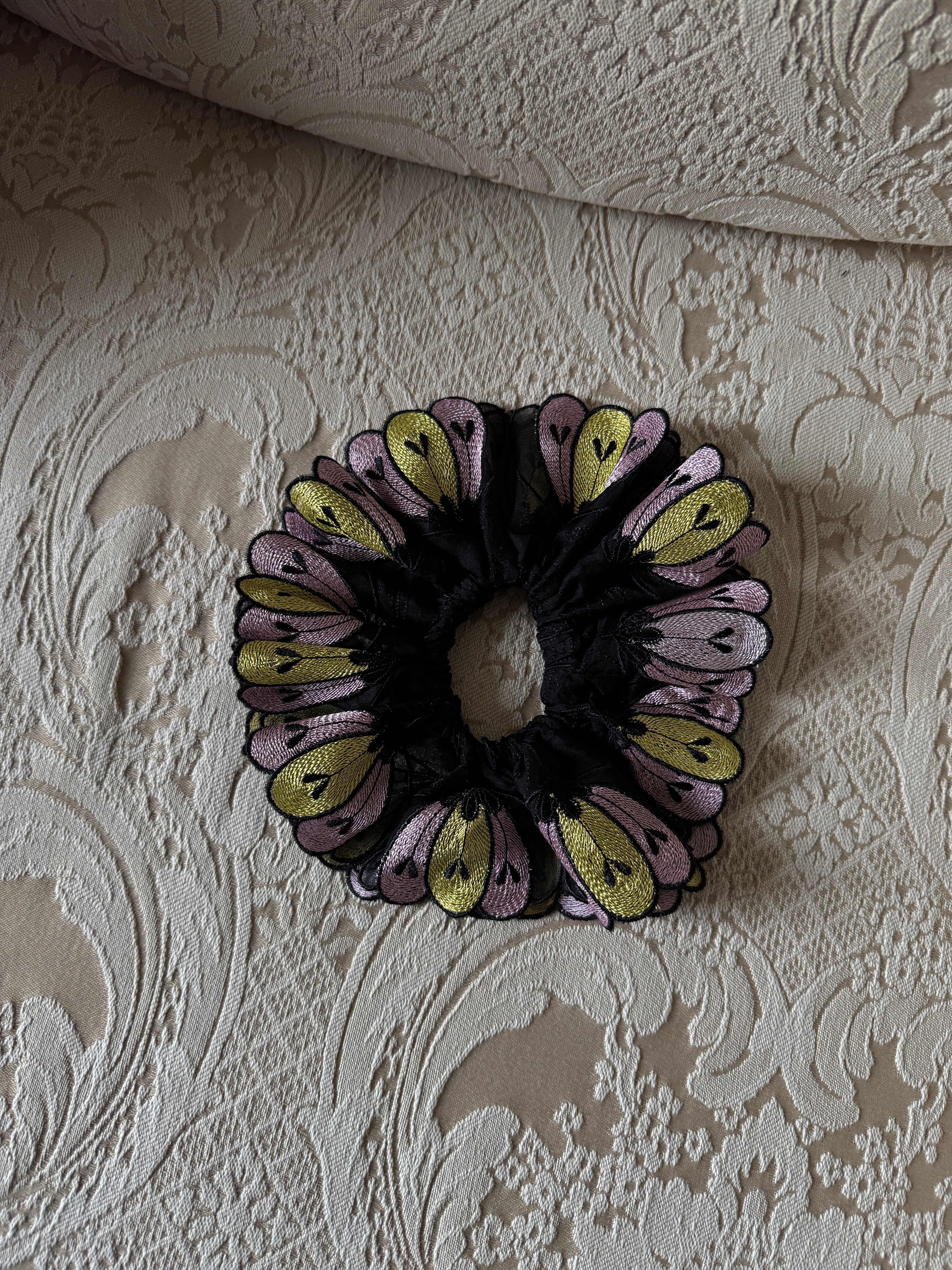 Chouchou ornemental couture - Modèle "AURA"- Organza de fleurs brodées