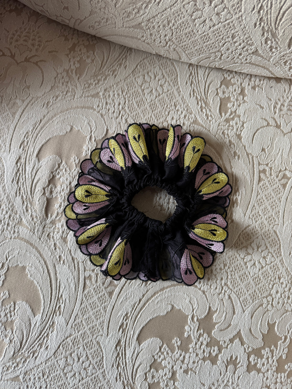 Chouchou ornemental couture - Modèle "AURA"- Organza de fleurs brodées