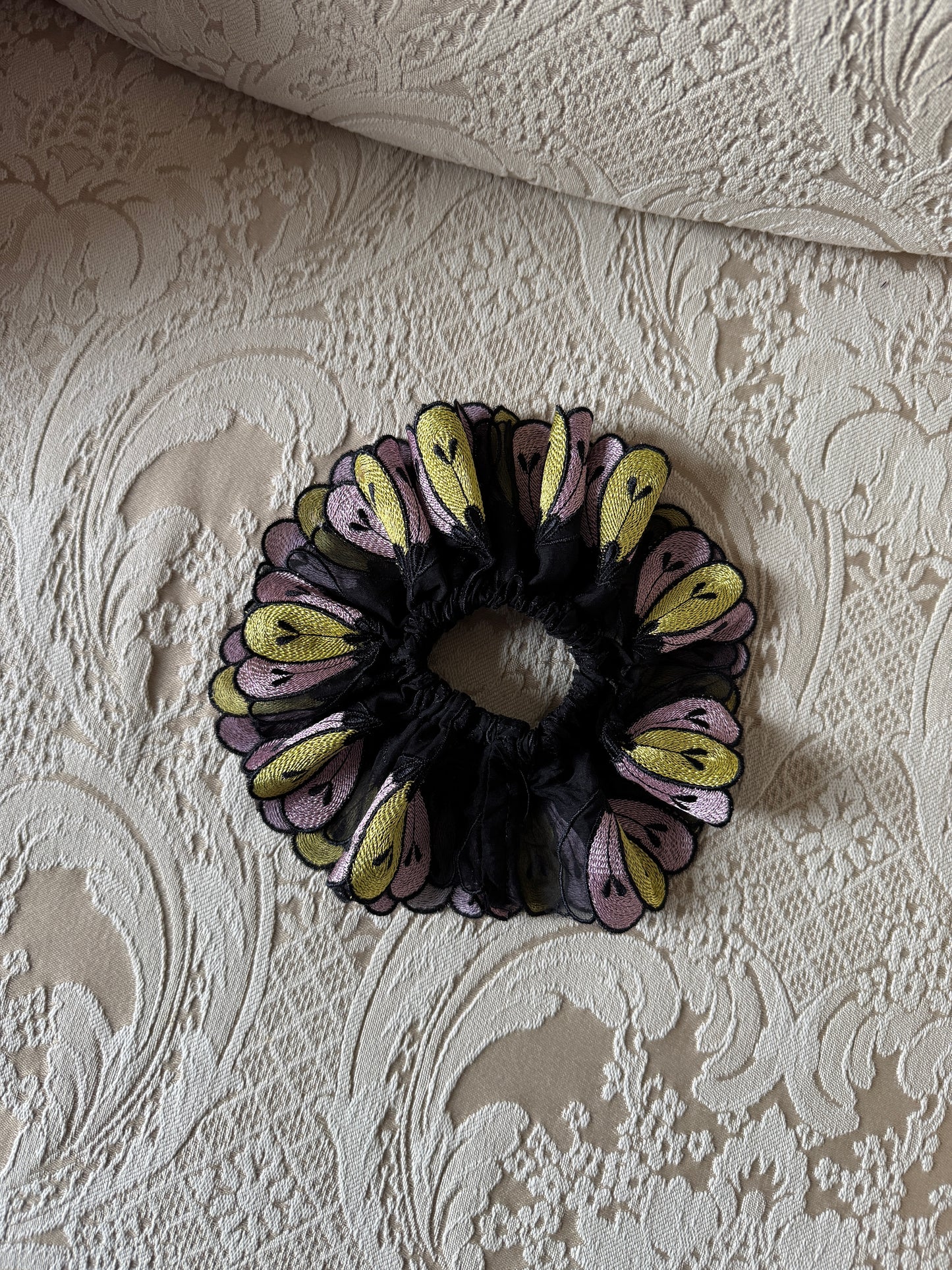 Chouchou ornemental couture - Modèle "AURA"- Organza de fleurs brodées