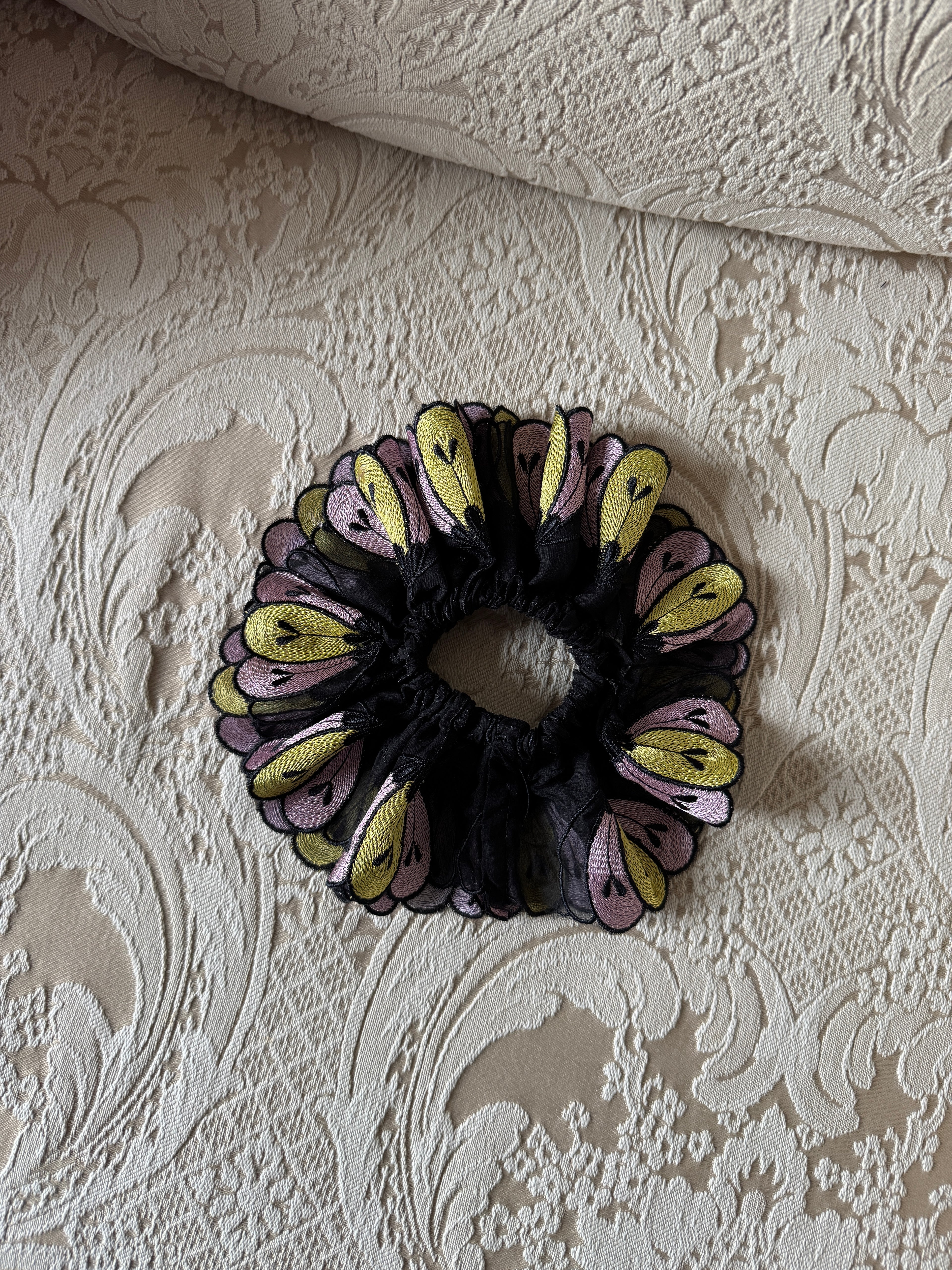 Chouchou ornemental couture - Modèle "AURA"- Organza de fleurs brodées