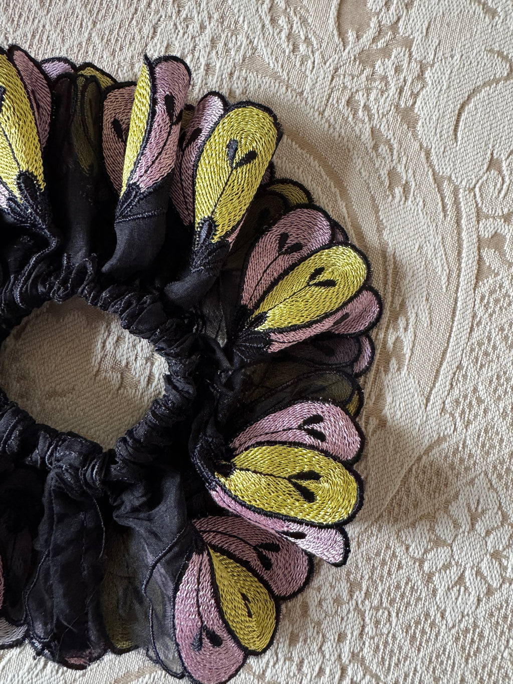 Chouchou ornemental couture - Modèle "AURA"- Organza de fleurs brodées