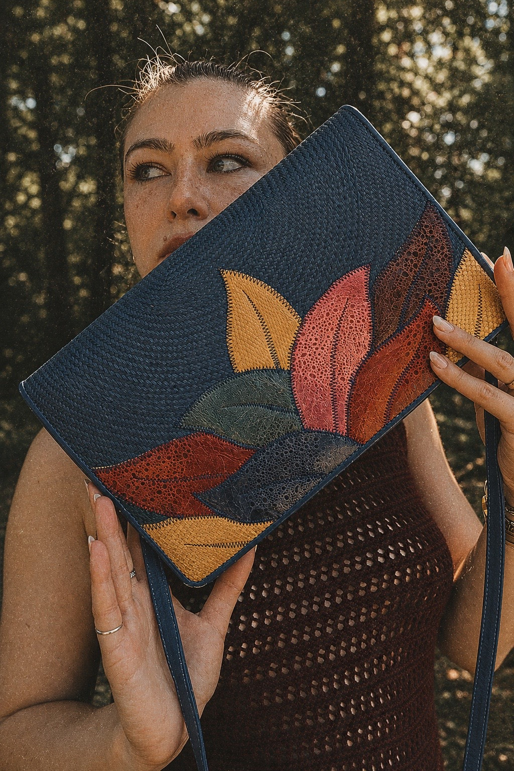 VINTAGE pochette tissée bleue avec feuilles multicolores