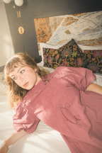 EMMA VERDIER KREMER- Robe mini en coton ancien brodé - Modèle Héritage Framboise écrasée